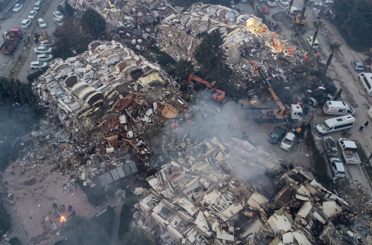 Una vista aérea tomada con un dron de los daños en el sitio de los edificios derrumbados mientras continúan los trabajos de rescate después de un gran terremoto en Hatay, Turquía (EFE)