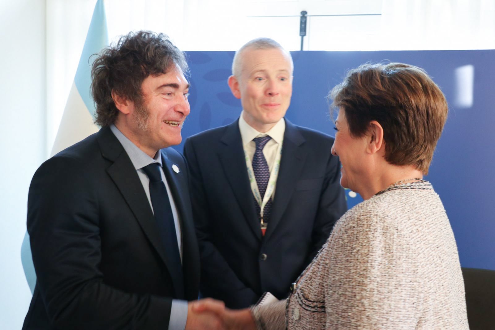 El presidente Javier Milei junto a, Kristalina Georgieva, en el marco del G7. Foto archivo: NA