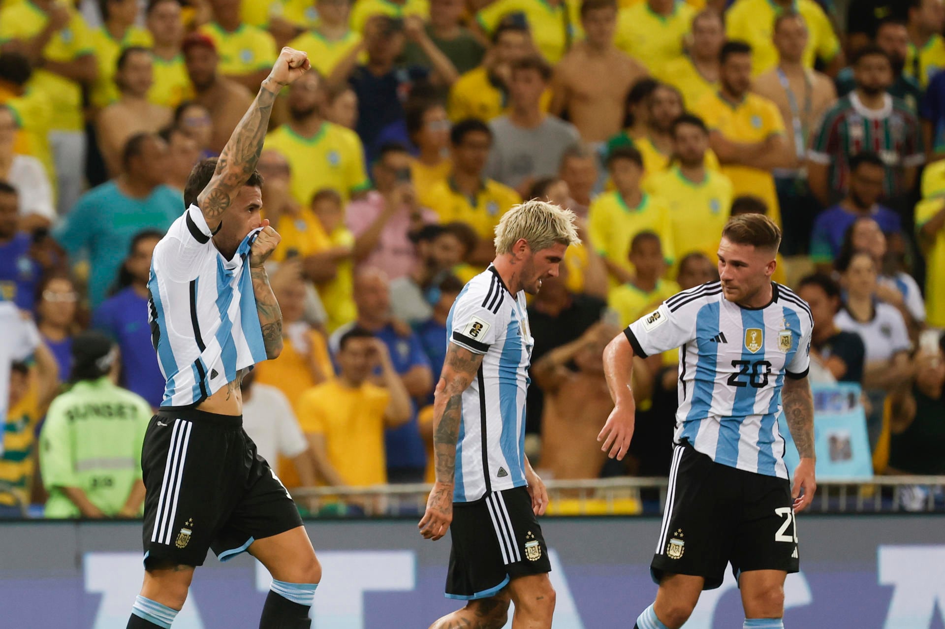 Otamendi anota de cabeza para la victoria ante Brasil, la noche de la confesión de Lionel Scaloni sobre su continuidad. /Foto: EFE
