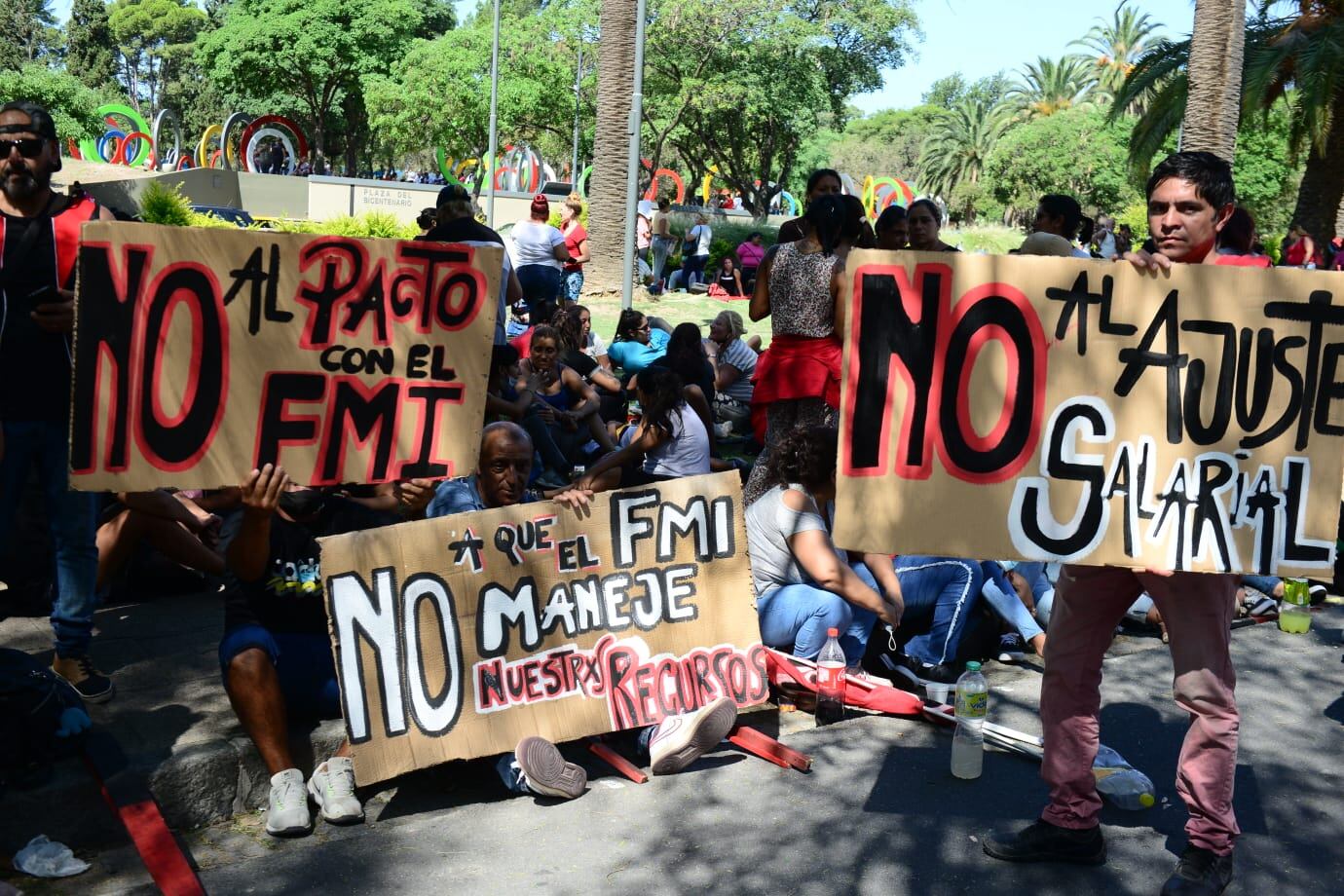 En Argentina, familias que integran los grupos más vulnerables –alentados por organizaciones políticas– ocupan casi todas las semanas las principales calles de las ciudades para reclamar un aumento en el número de planes sociales y en sus montos.