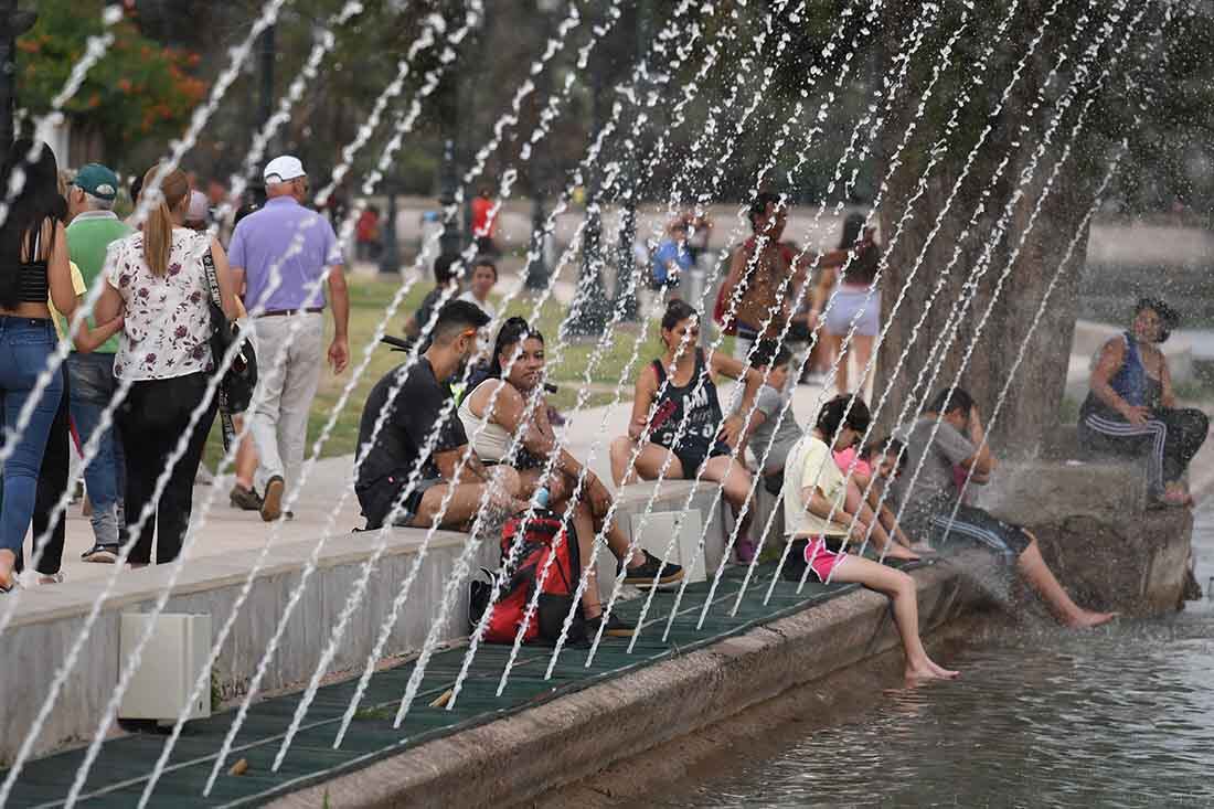 Ola de calor en la provincia de Mendoza con temperaturas muy altas.
La gente se refresca a la orilla del lago del parque General San Martin. Foto: José Gutierrez