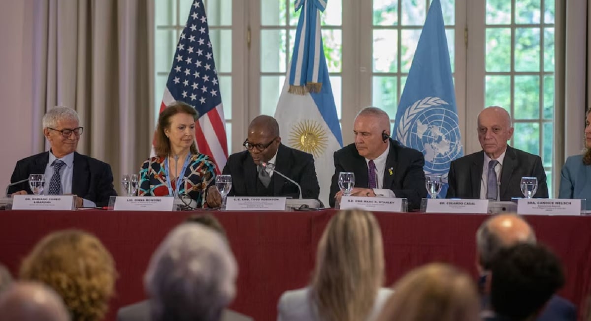 La reunión del Gabinete con el enviado de Biden para la lucha contra el fentanilo y otras drogas ilícitas. (Foto: NA).