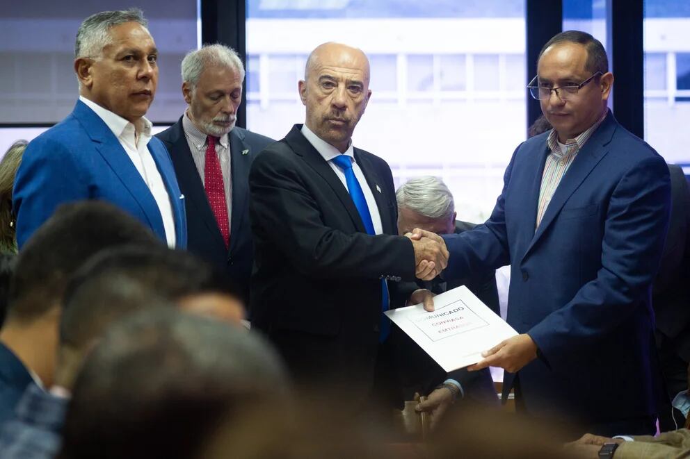 Pedro Carreño (izquierda), Oscar Laborde (centro) y Ramón Celestino Velásquez Araguayán (derecha), ministro de Transporte de Venezuela y Presidente de Conviasa.