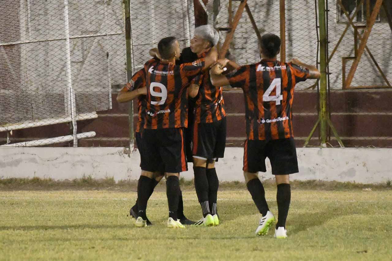 Festejos del segundo gol de FADEP que lo llevó al título de campeón de la Liga Mendocina de Fútbol

Foto: José Gutierrez / Los Andes