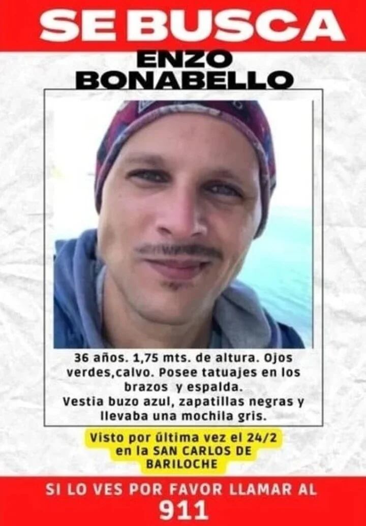 El afiche con el que buscan al hombre de 36 años.