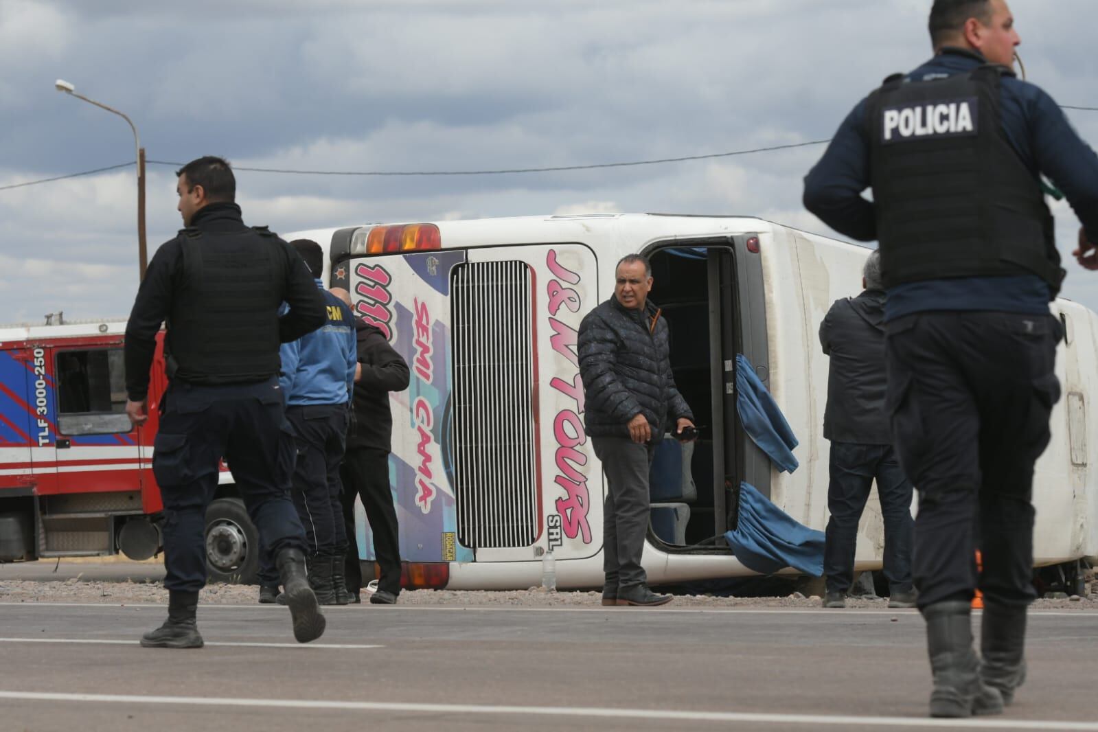 En el vuelco ocurrido el miércoles murió una mujer y varios pasajeros resultaron heridos. Foto: Ignacio Blanco / Los Andes