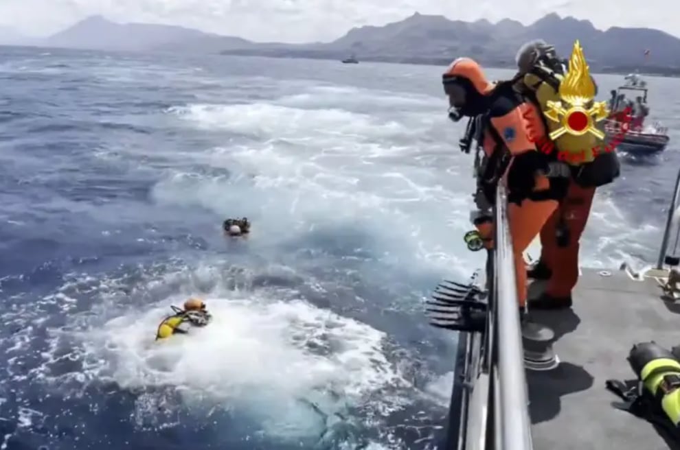 Acceder al interior del barco es una tarea difícil para los buzos. Foto: BBC