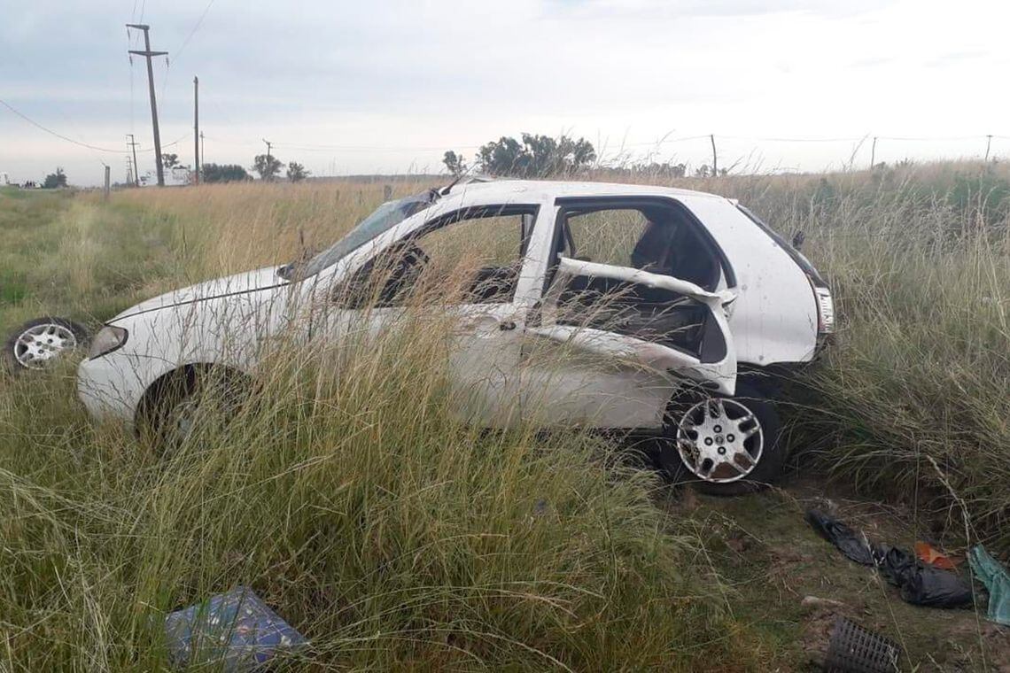 Así quedó el Fiat Palio que volcó esta mañana en la Ruta 2, a la altura de Chascomús.