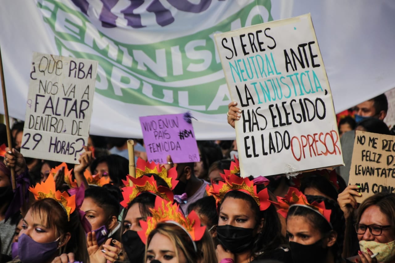 La multitudinaria movilización comenzó en el nudo vial de Zapata y Costanera, continuó la marcha hacia el centro mendocino y culminó en la plaza Independencia.