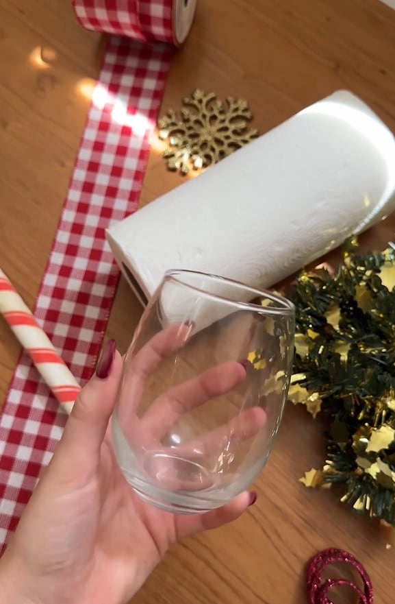 Decoración para la mesa navideña solo con servilletas de papel. Captura de Instagram.