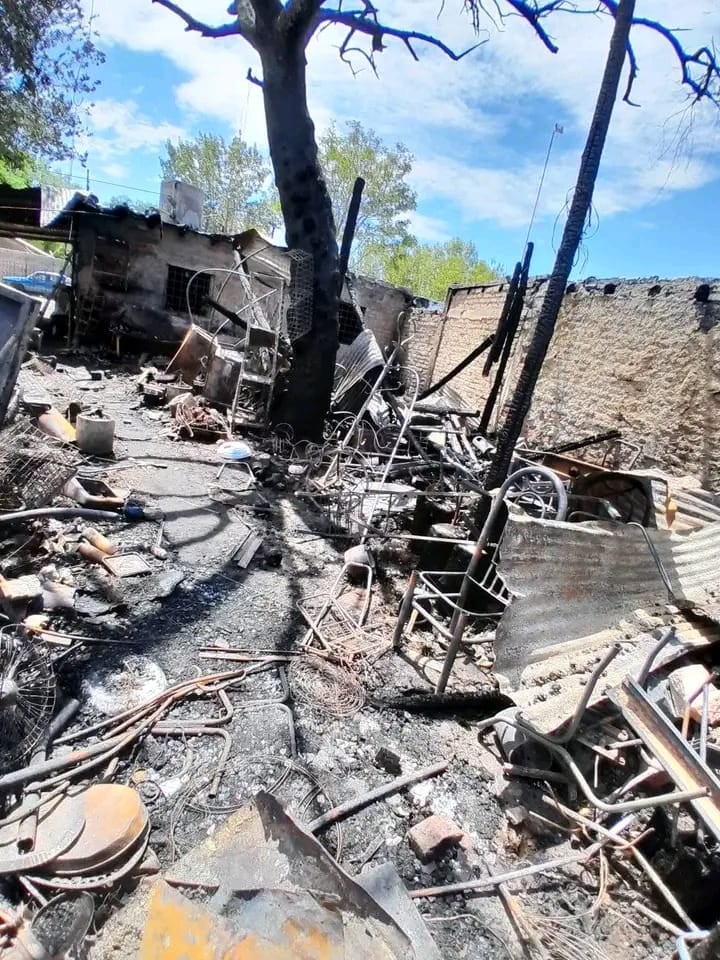 Tres familias perdieron todo en El Algarrobal luego de un incendio y explosión: un hombre se salvó de milagro. Foto: Gentileza Juan Villegas