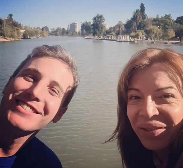 Lizy Tagliani y su novio, Sebastián Nebot, en el Parque San Martín.