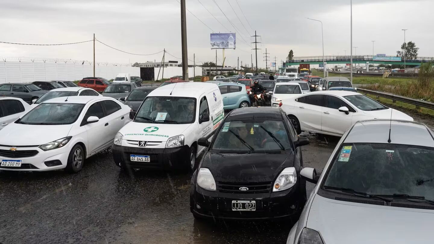 Calles inundadas, autos flotando y casas bajo el agua. Foto: Gentileza TN.