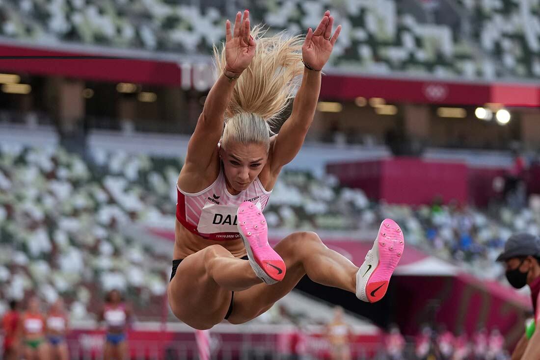 Ivona Dadic, de Austria, compite en el salto de longitud heptatlón