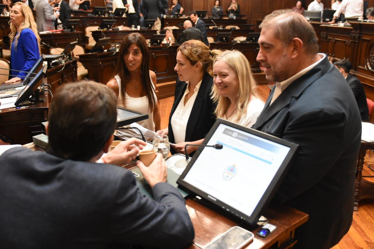 Senadores charlando.