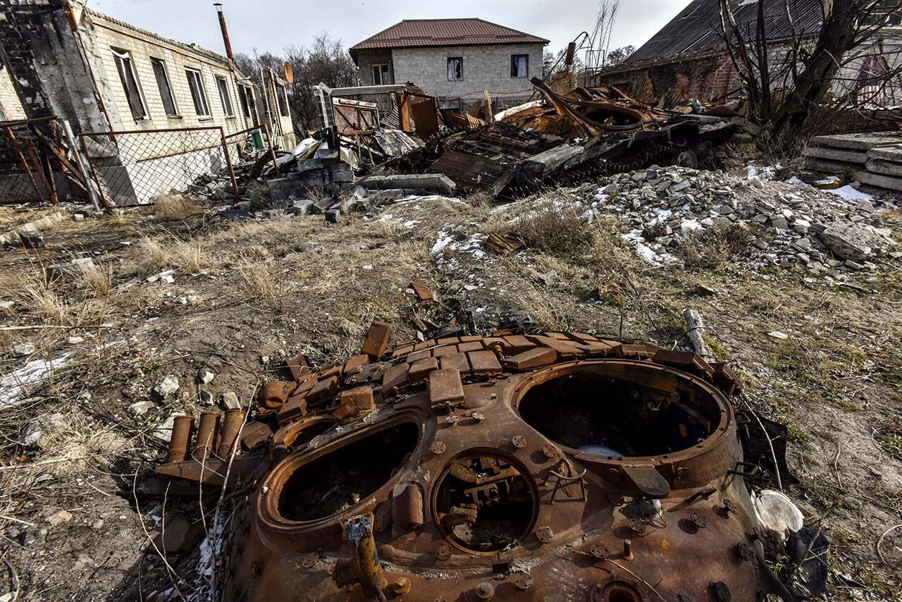 Un tanque ruso destruido yace dentro de una propiedad incendiada. Foto: EFE