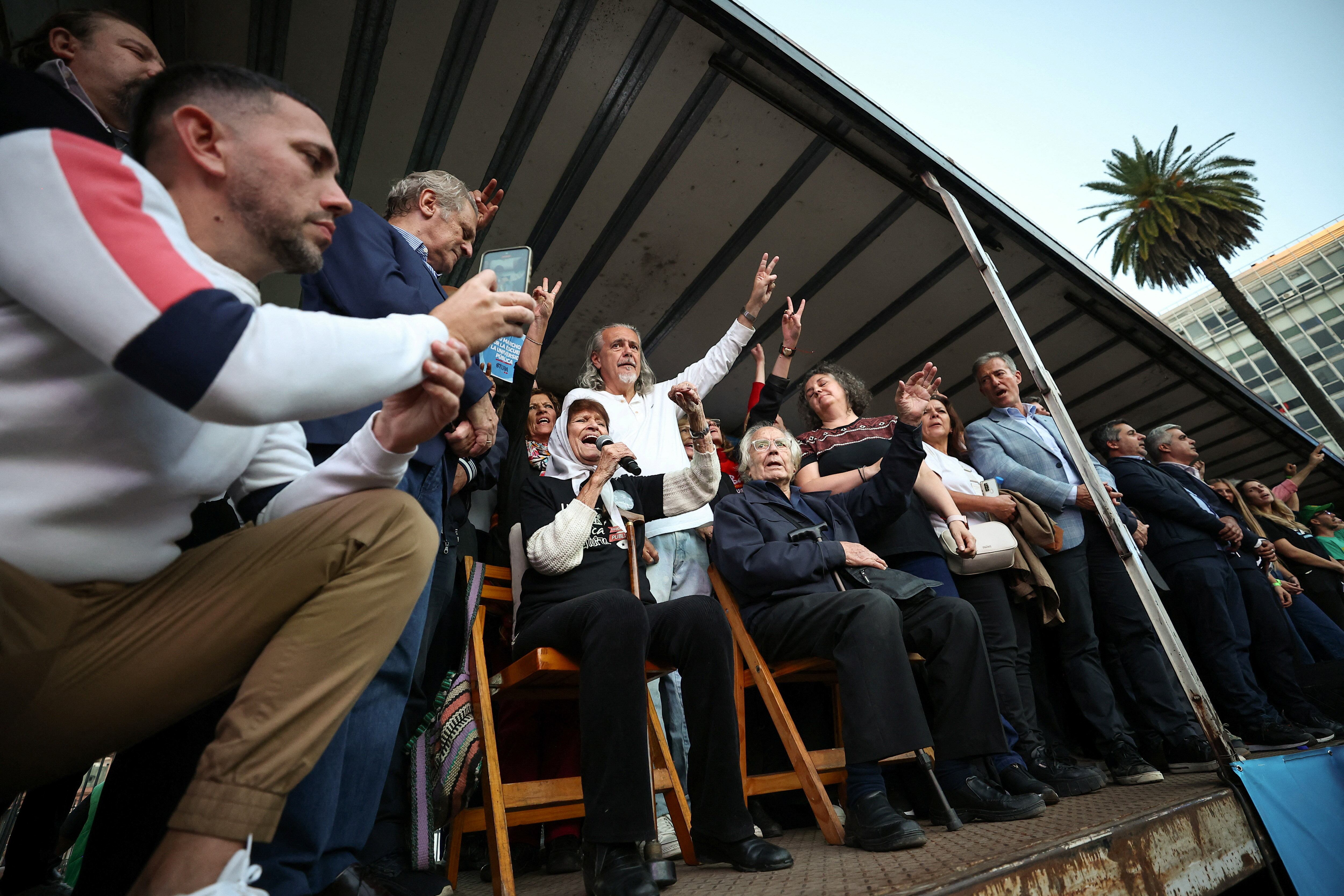 Taty Almeida, miembro del grupo de derechos humanos Madres de Plaza de 
Mayo, habla junto al Premio Nobel de la Paz argentino Adolfo Pérez Esquivel mientras estudiantes universitarios 
argentinos, sindicatos y grupos sociales se reúnen frente a la Casa Rosada para 
protestar contra los recortes del presidente Javier Milei en la educación pública.  Foto: NA: REUTERS/Agustin Marcarian