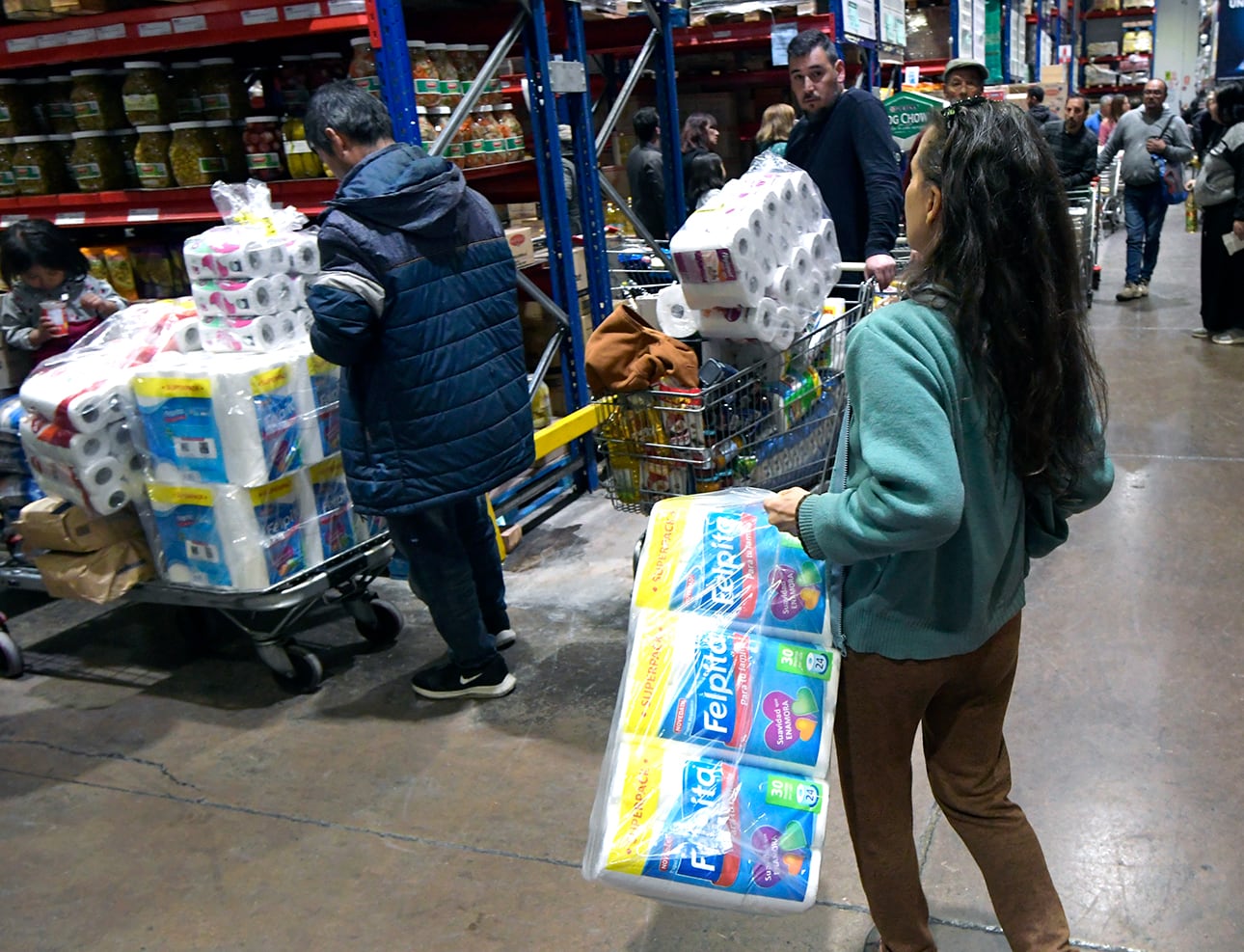 Tour de compras de chilenos por mercados de Mendoza. El avance sobre los productos de higiene, fue imortante. Desde papel sanitario a pañales, los compradores se llevaron los productos a un tercio del valor que pagarían en Santiago de Chile. / Foto: Orlando Pelichotti
