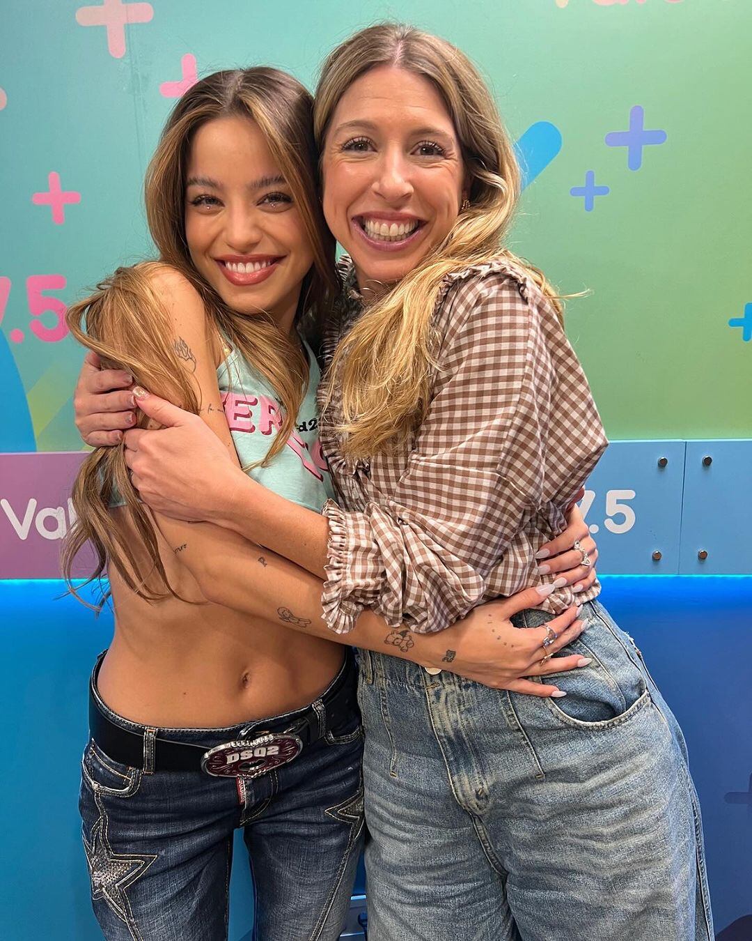 Emilia cantó junto a Florencia Bertotti.