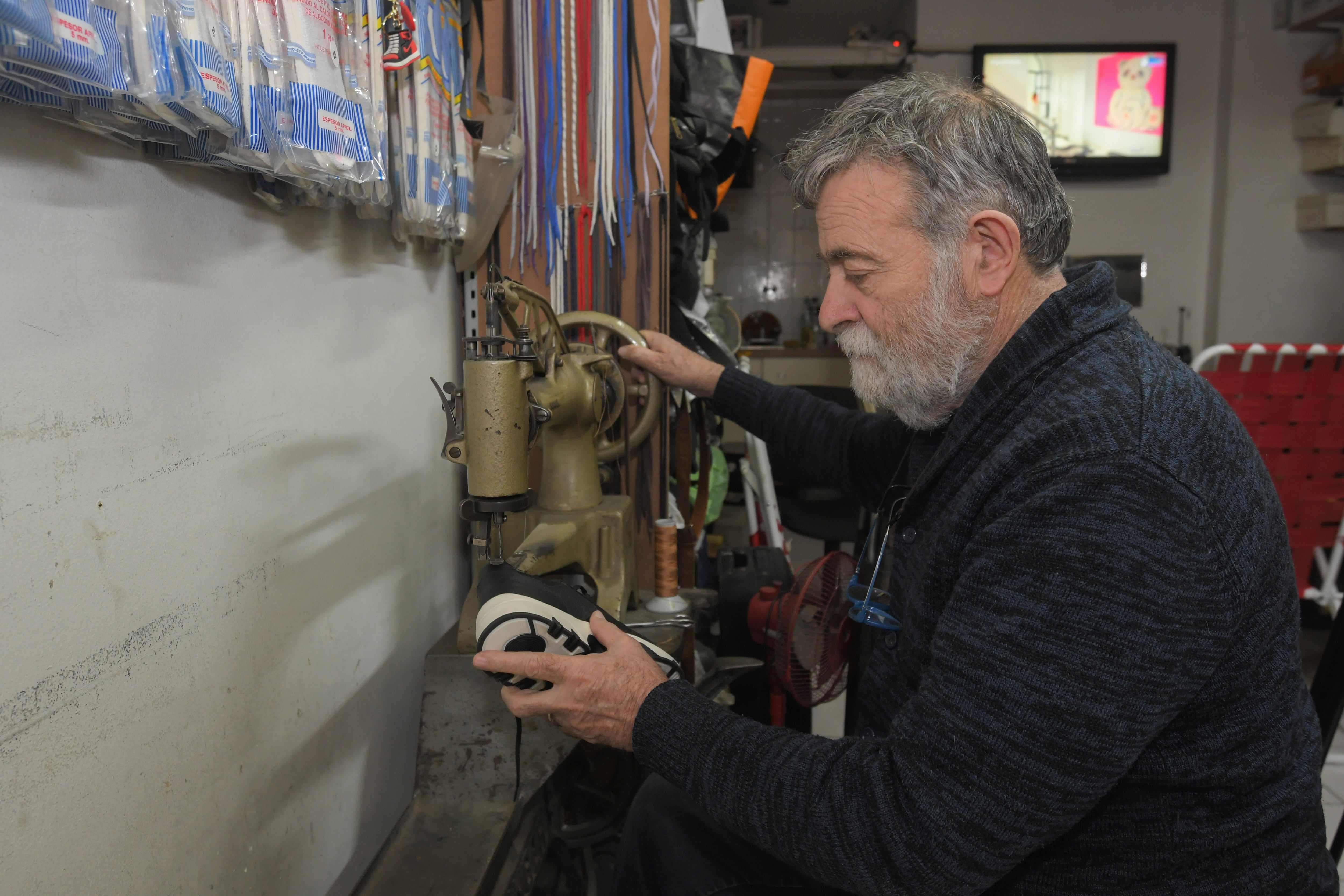 Carlos Egea de 74 años sigue trabajando en su zapatería de calle España. La zapatería se llama "Plazoleta" porque el primer local estaba ubicado frente a la plazoleta Carlos Pellegrini. Foto: Marcelo Rolland / Los Andes