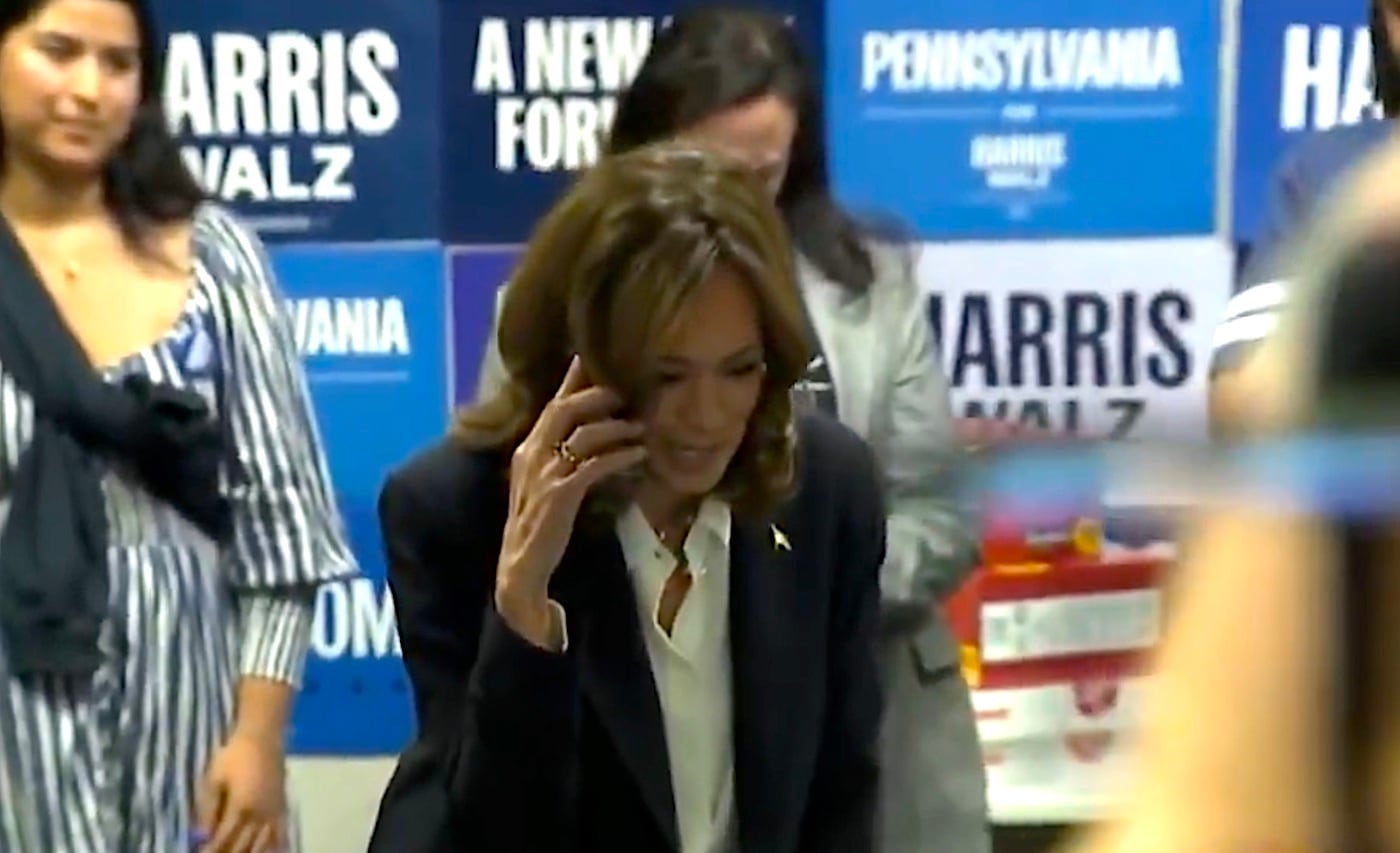 Kamala Harris apareció en un Centro Nacional Demócrata y llamó por teléfono a los votantes. Foto: captura de video