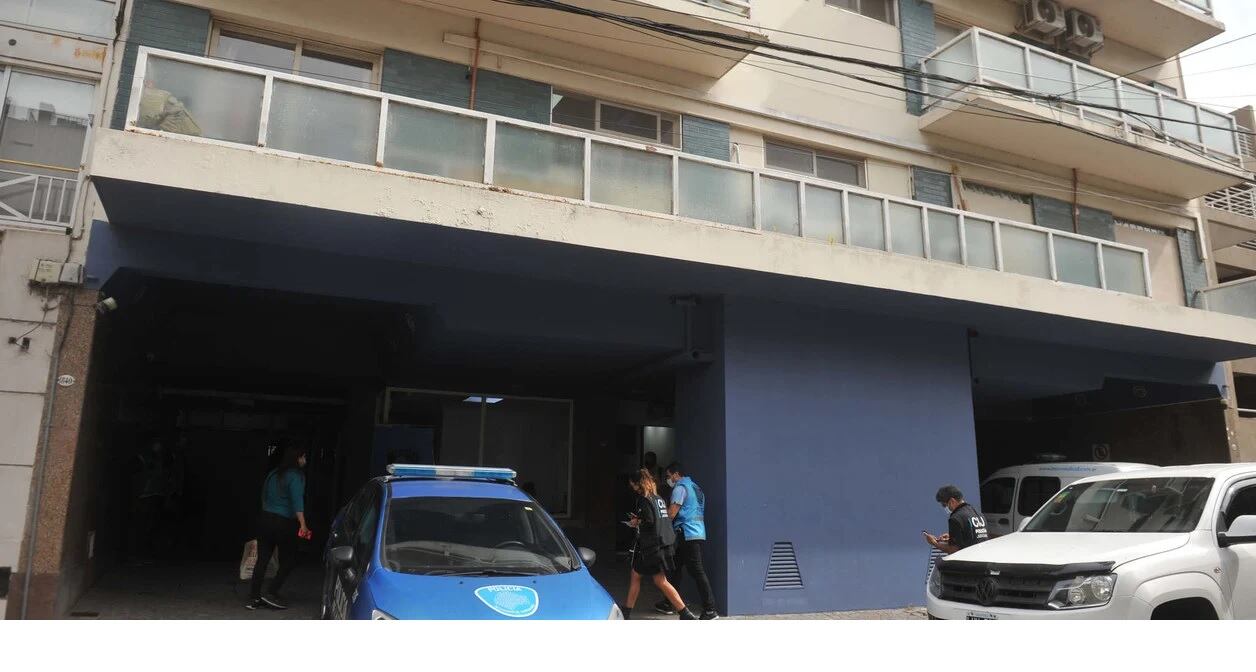 La clínica en Belgrano allanada por la policía.