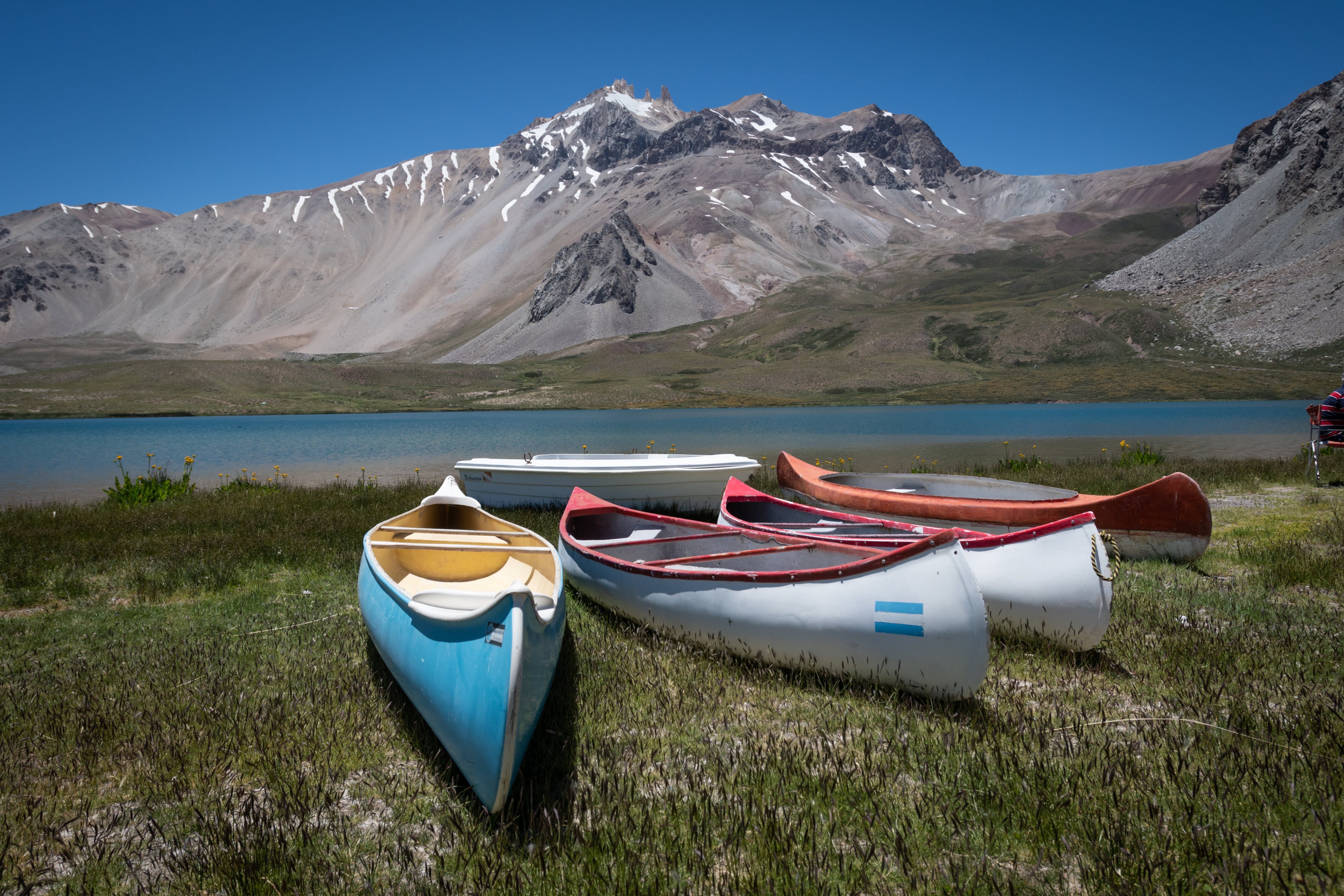 Valle Hermoso cuenta con un área perfectamente equipada para acampar con un precios accesibles por carpa. El mismo cuenta con sanitarios y un restaurante con comidas típicas de montaña.