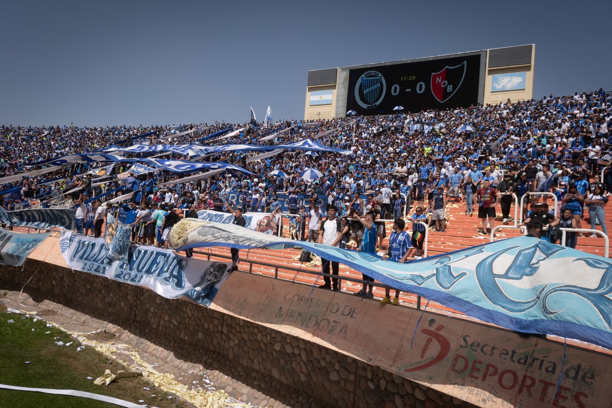 Los hinchas volvieron a la cancha y ya se palpita la alegría, las banderas y los cánticos en el Malvinas.
Pasado el medio día el Mundialista volvió a abrir las puertas para ser poblado en su 50% de aficionados tombinos, para poder alentar a Godoy Cruz en su partido frente a Newell’s.