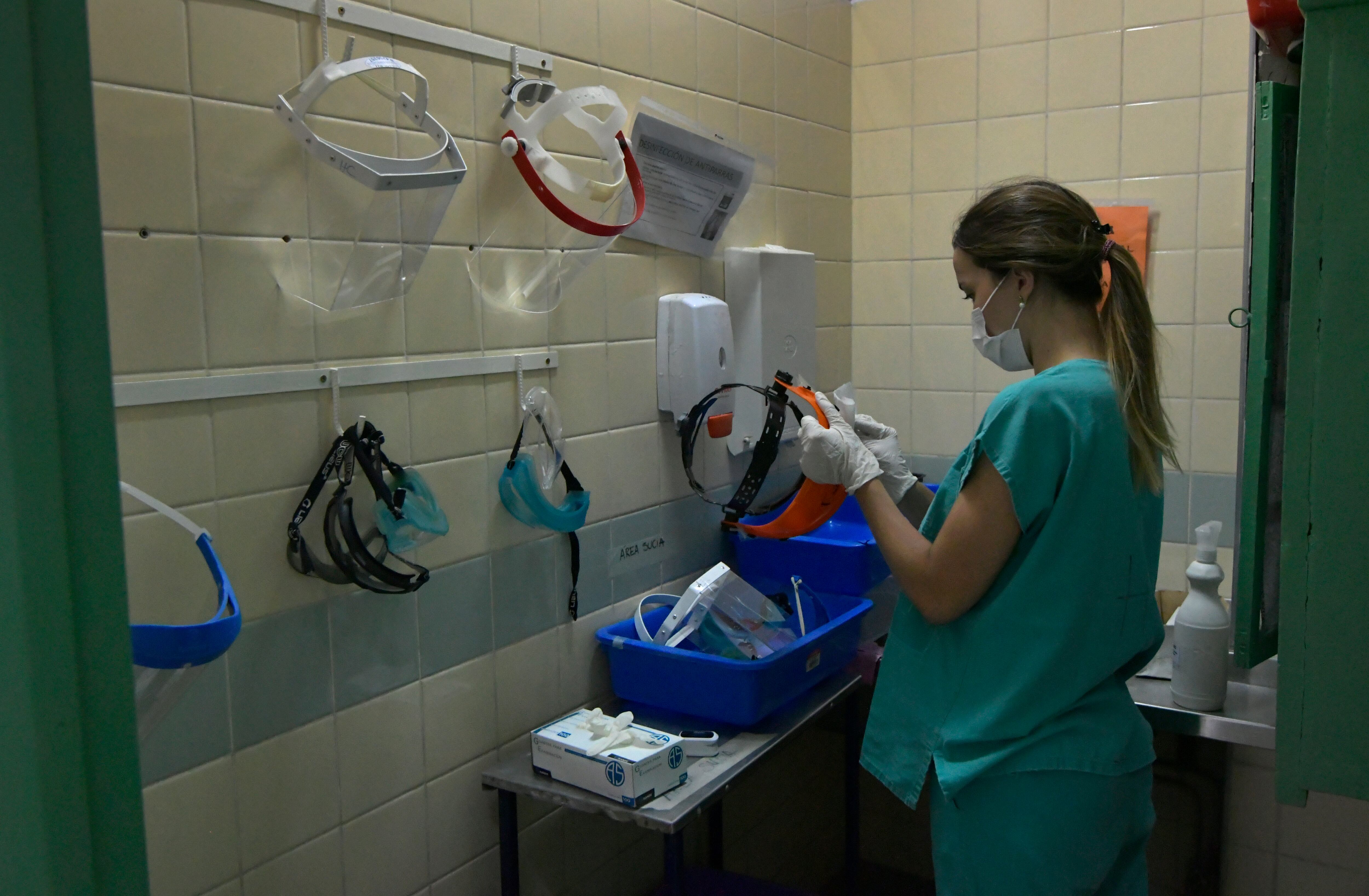 En tiempos de vendimia, dentro del Hospital Central Área Covid, Maria Encarnación desinfecta el material utilizado. Foto: Orlando Pelichotti / Los Andes