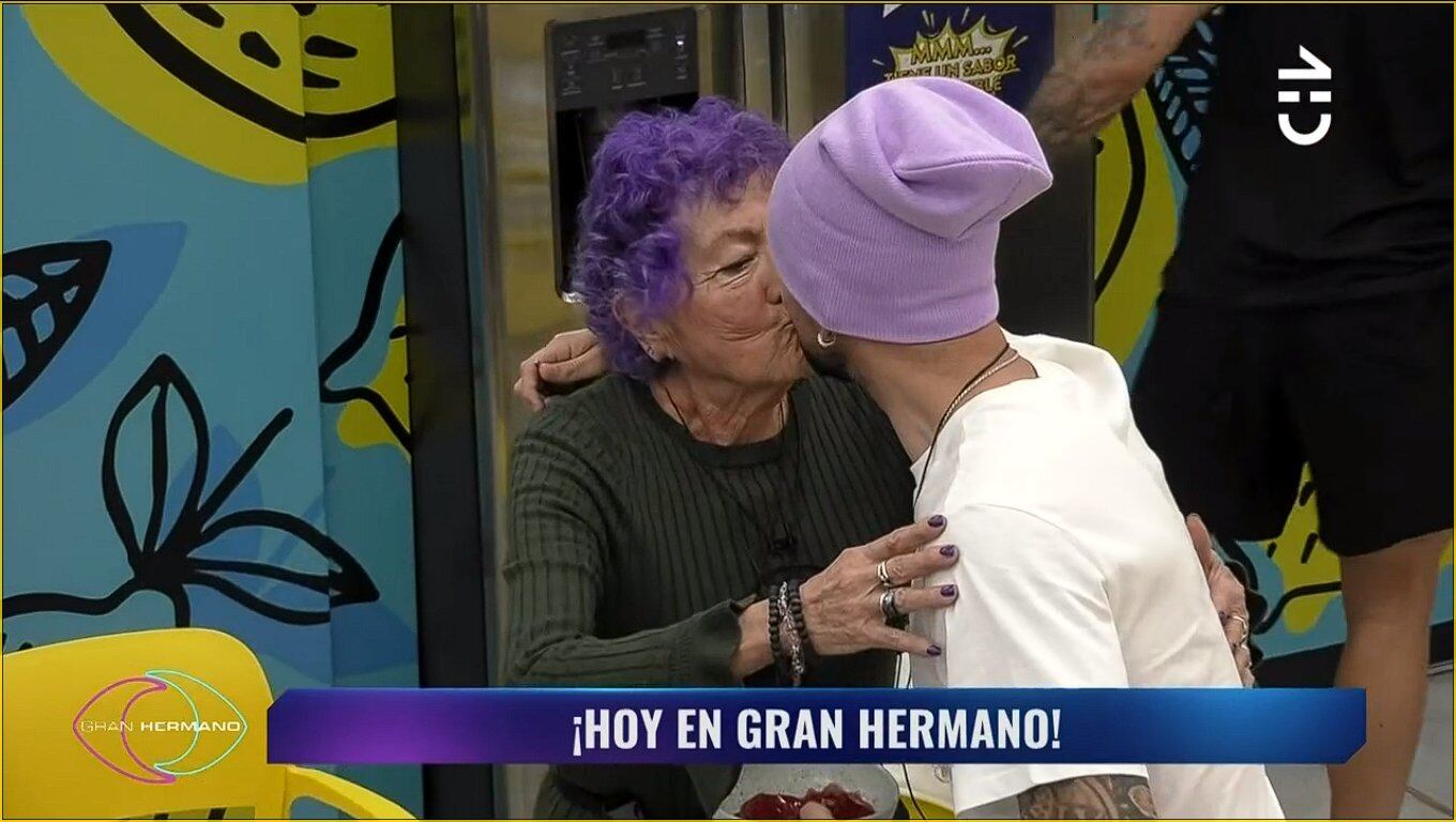 Mónica, la participante de 77 años de Gran Hermano Chile, a los besos con sus compañeros.