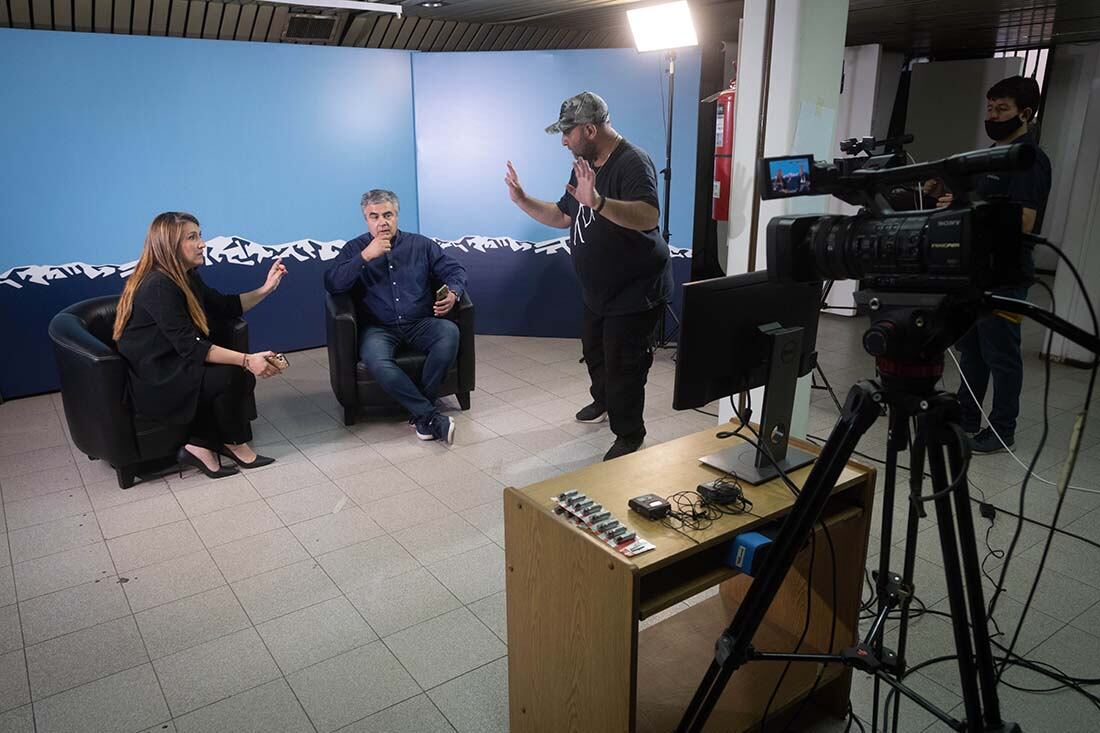 Cobertura audiovisual de las Elecciones Legislativas 2021 de Diario Los Andes.
Claudio Gutierrez, Jefe del Departamento de Audiovisuales y Fotografía junto a Soledad Gonzalez y Raúl Pedone periodistas de Diario Los Andes.
Foto Ignacio Blanco