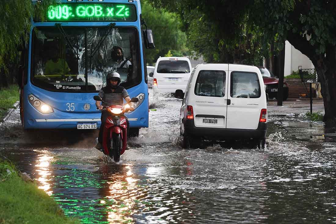 Calles anegadas, una de las consecuencias infaltables de las tormentas en Mendoza. Así se veía la Lateral Este de Acceso Norte y Los Pescadores de Las Heras. Foto: José Gutierrez / Los Andes.