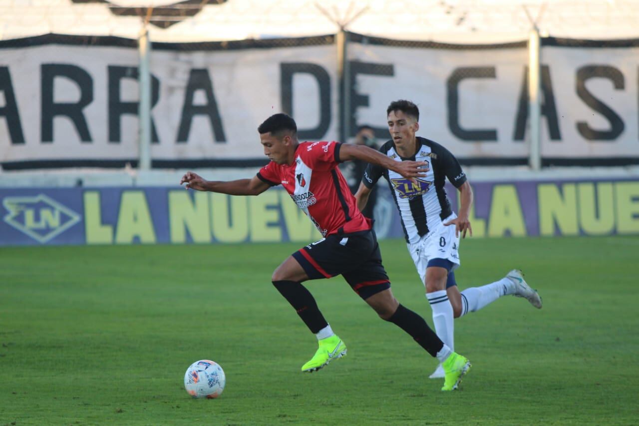 Alvaro Veliez, goleador del "Súper Depor", no podrá estar ante Mitre. / Gentileza.