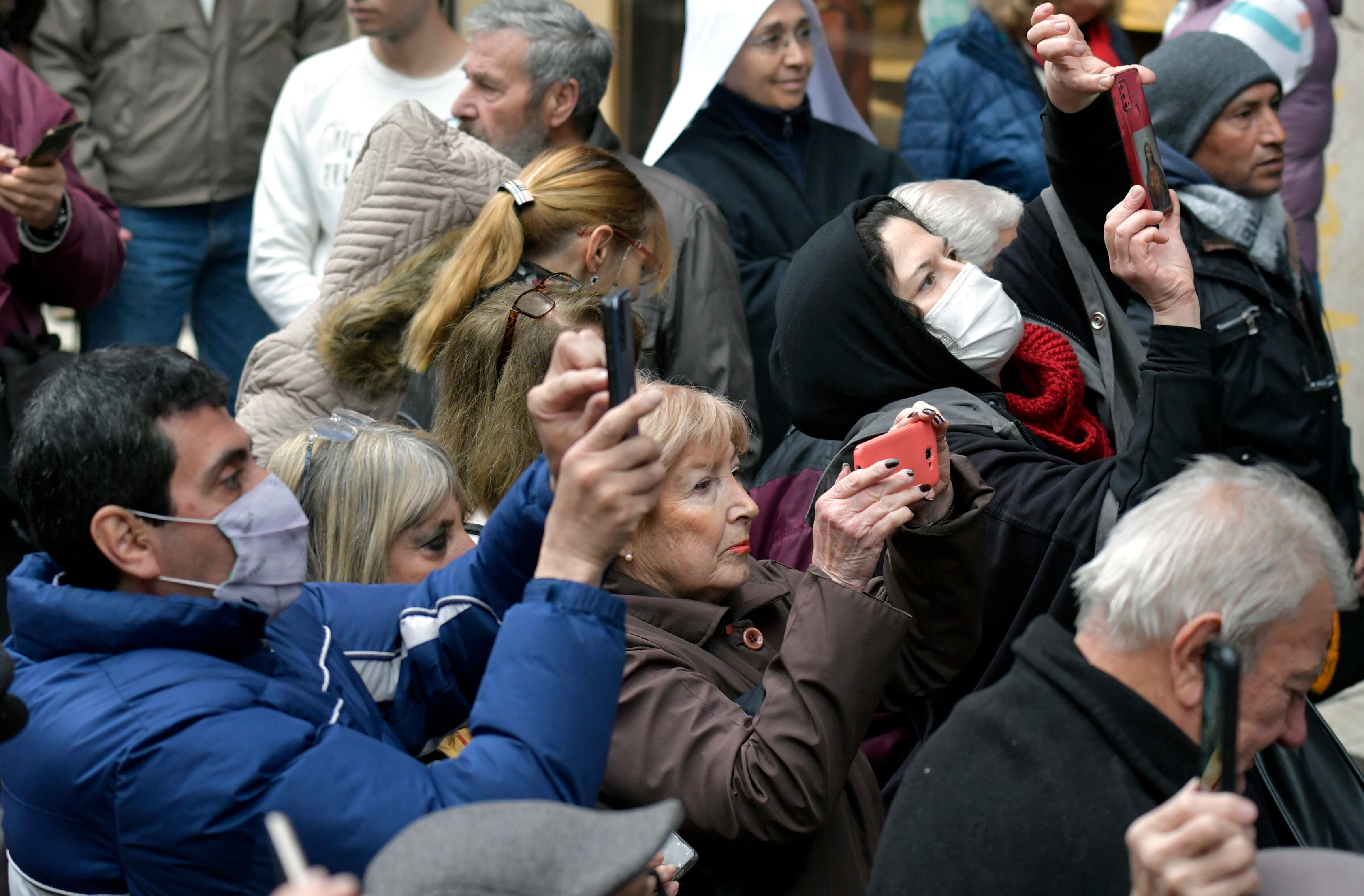 Todos tenían su foto del Santo Patrono Santiago. Foto: Orlando Pelichotti / Los Andes
