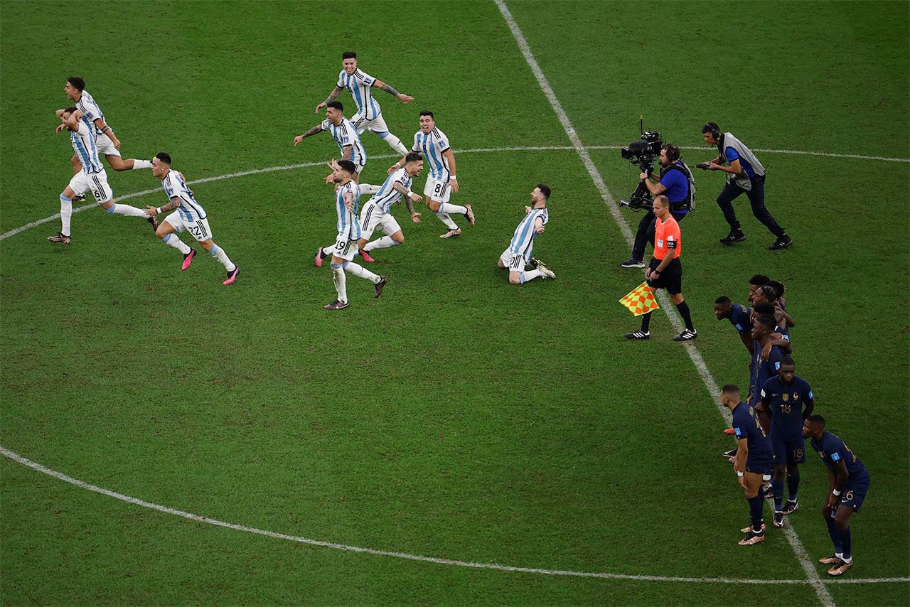 GR7123. LUSAIL (CATAR), 18/12/2022.- Jugadores de Argentina celebran al ganar el Mundial de Fútbol Qatar 2022 hoy, tras la serie de penaltis ante Francia en el estadio de Lusail (Catar). EFE/ Alberto Estevez
