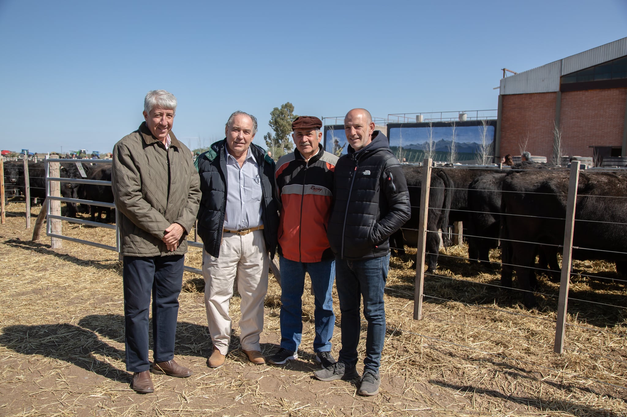 El médico veterinario Marcelo Raed, junto a los productores Osvaldo Naves, Raúl Verde y Alejandro Betjane