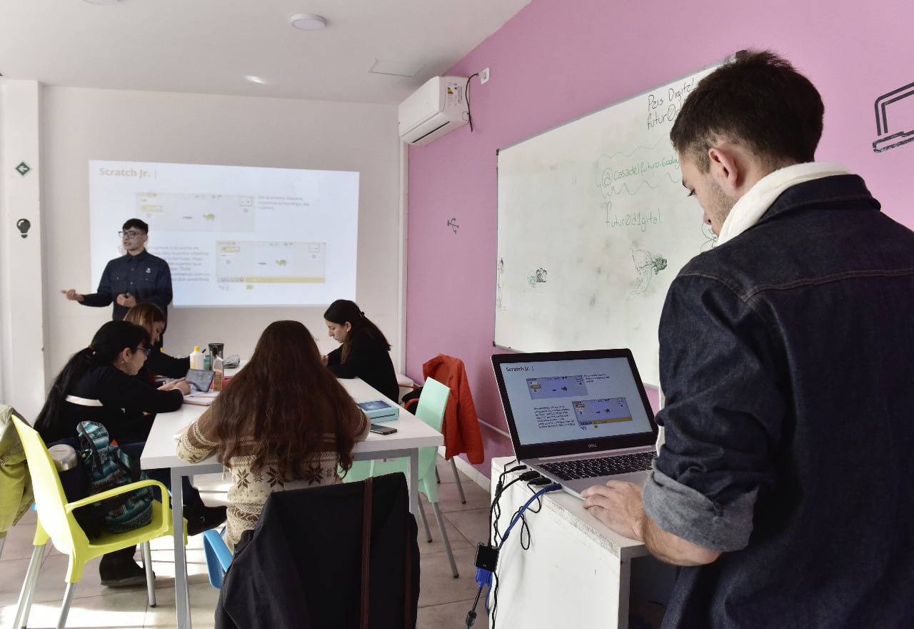 Un espacio de contención, que cuenta con un equipo multidisciplinario.
Se ubica en la calle Sarmiento al 2291.