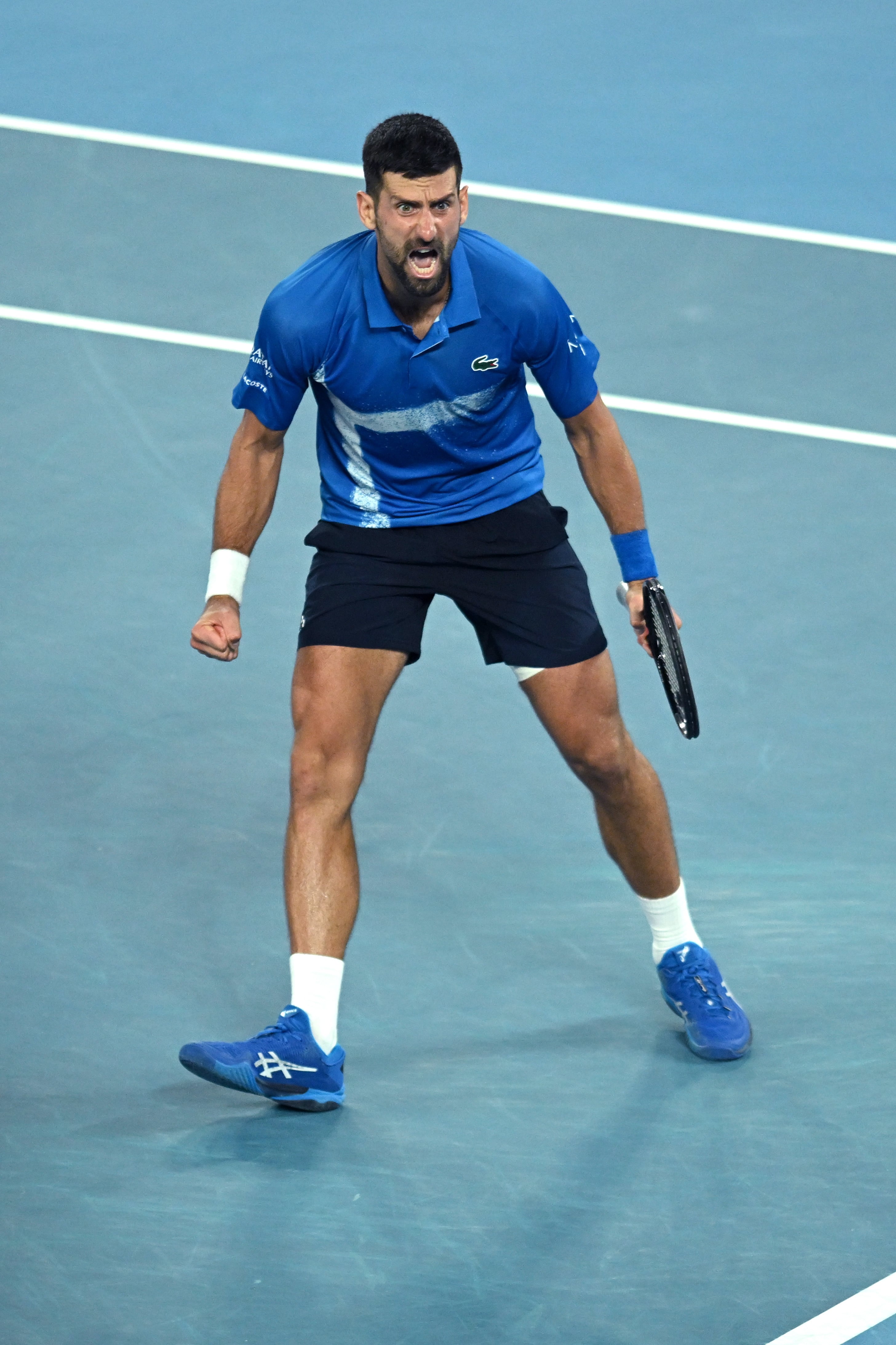 Melbourne (Australia), 21/01/2025.- Novak Djokovic of Serbia reacts during his Men's Singles quarterfinal match against Carlos Alcaraz of Spain at the Australian Open tennis tournament in Melbourne, Australia, 21 January 2025. (Tenis, España) EFE/EPA/LUKAS COCH AUSTRALIA AND NEW ZEALAND OUT
