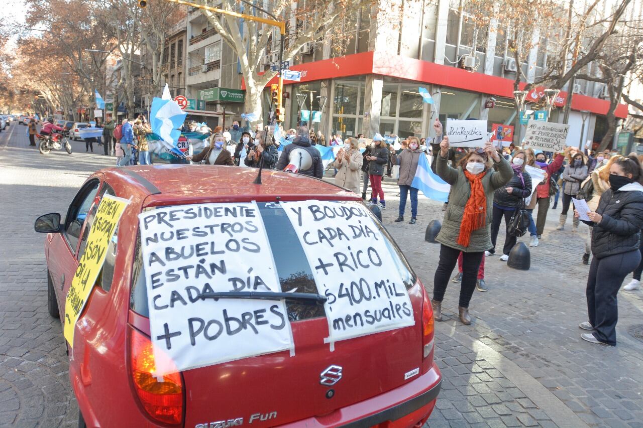 Cientos de mendocinos se congregaron en Peatonal y San Martín para reclamar por diversas consignas. /  Nicolás Rios 