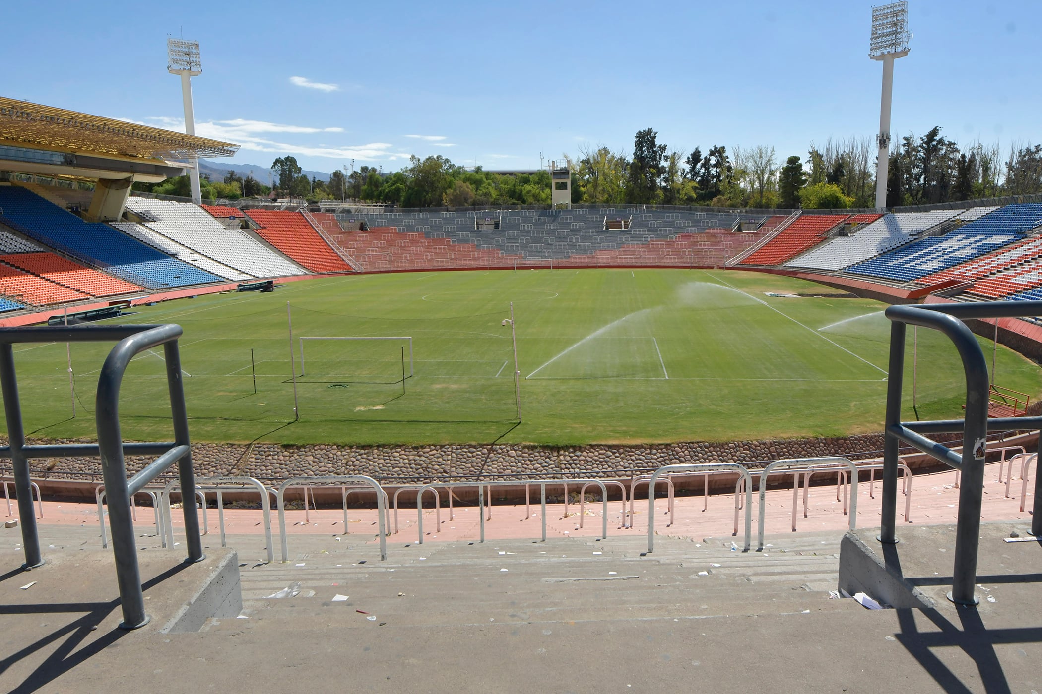 El estadio provincial ha sufrido importantes hechos de vandalismo en los últimos tiempos y el gobierno provincial apura su refacción. 
Foto: Orlando Pelichotti