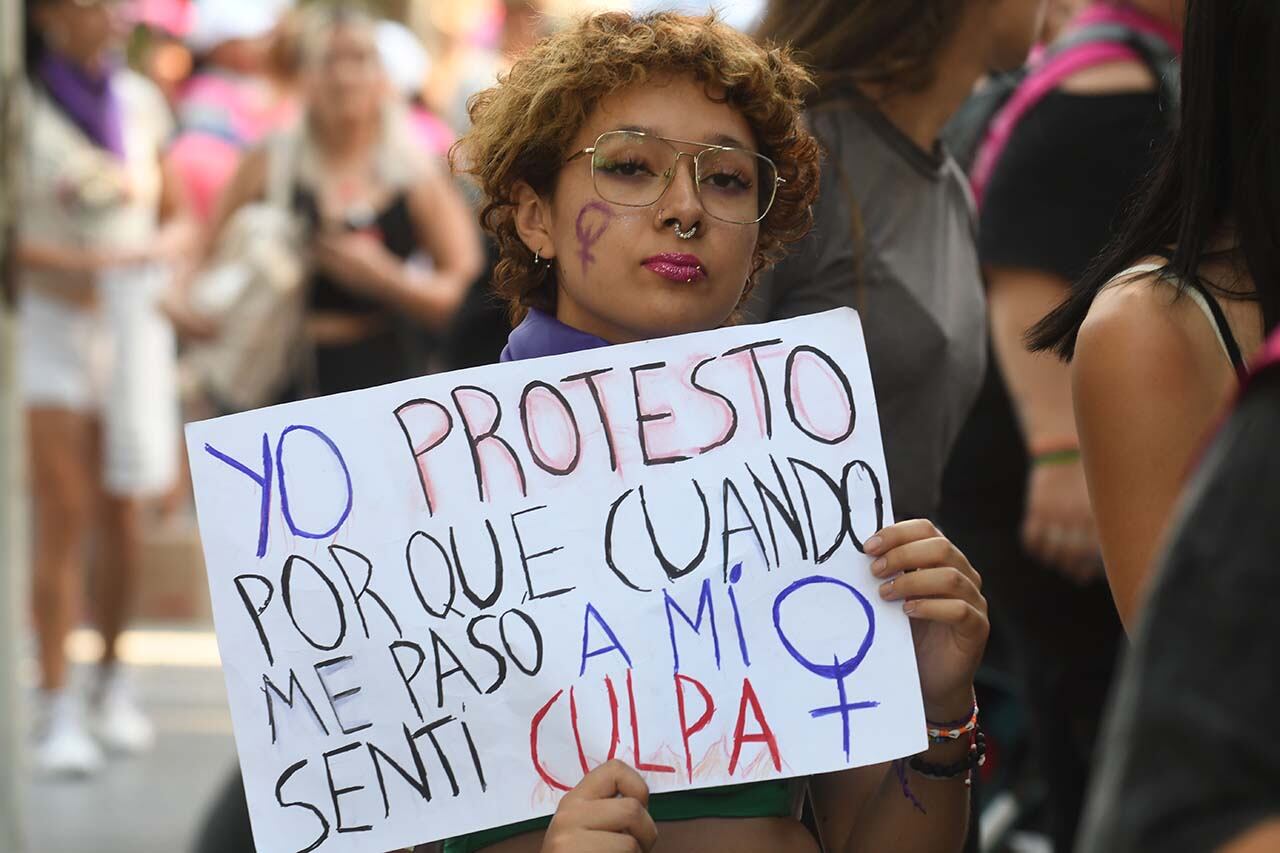 Marcha 8 M en conmemoración del día internacional de la mujer. Miles de mujeres caminaron por las calles de la Ciudad portando carteles, letreros, pancartas y banderas para hacer valer sus derechos

Foto:José Gutierrez / Los Andes 