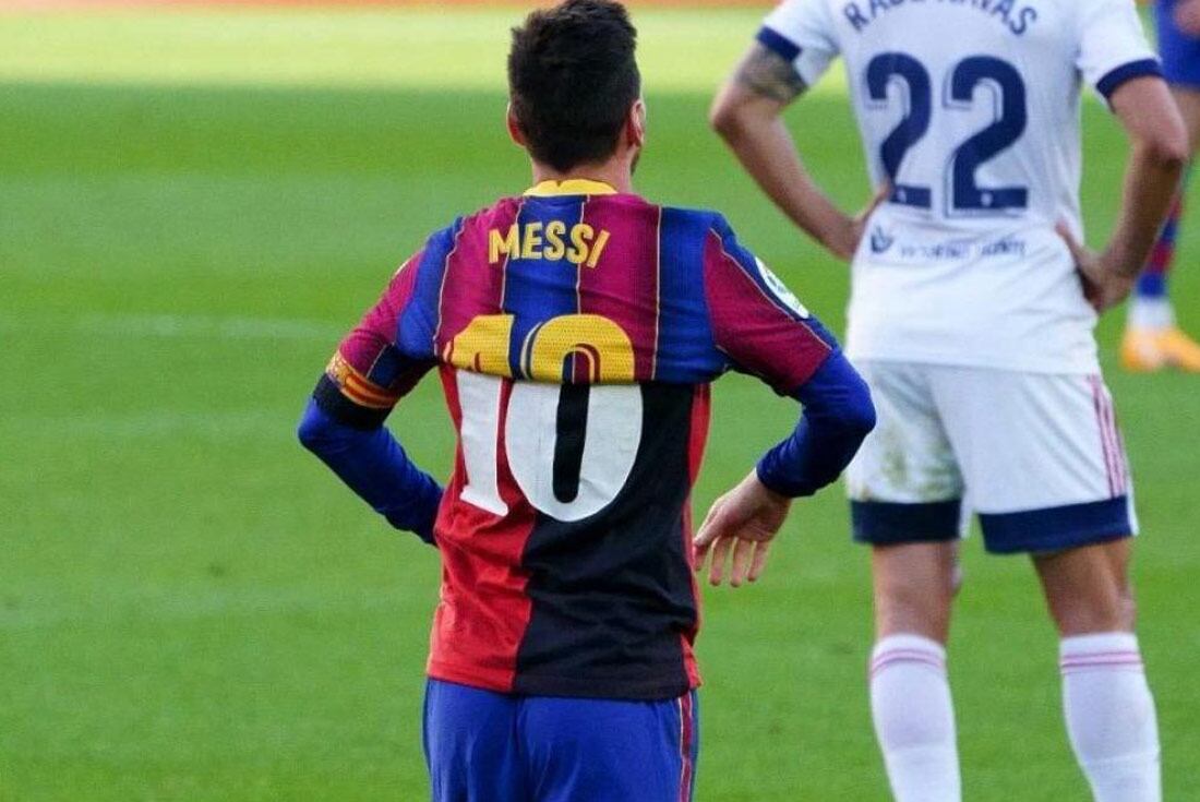 El día que Lionel Messi festejó un gol de Barcelona mostrando una réplica de la 10 de Newell's que había usado Maradona. (AP)