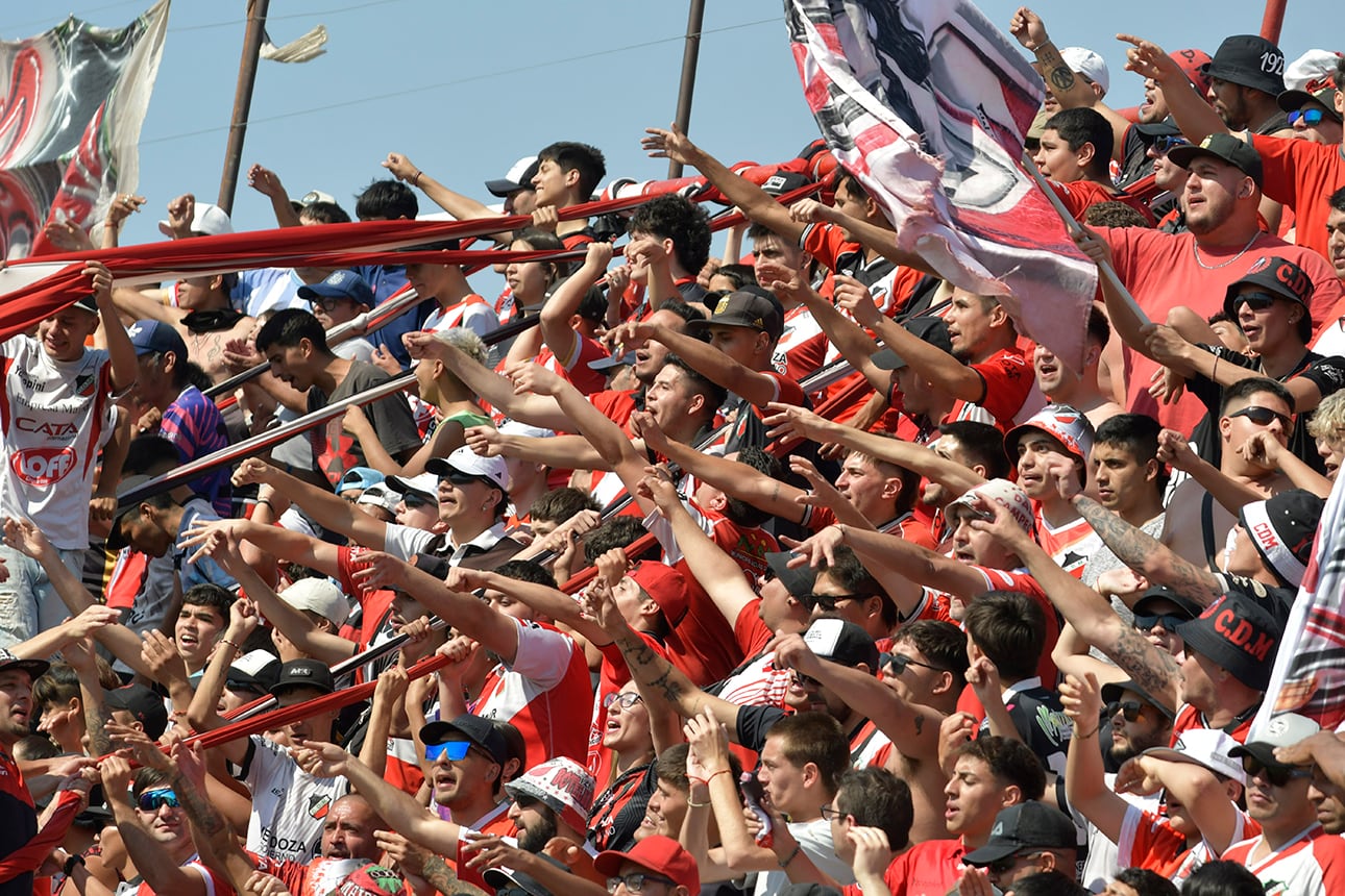 Fútbol Primera Nacional
Es un partido definitorio el que jugará el Cruzado frente al Gasolero, por lo tanto, se espera una gran convocatoria en el Higinio Sperdutti. 

Foto: Orlando Pelichotti