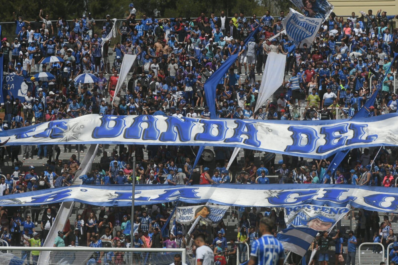 La popular Sur del estadio Malvinas Argentinas estuvo repleta alentando a Godoy Cruz y recordó al Morro García. / Ignacio Blanco (Los Andes).