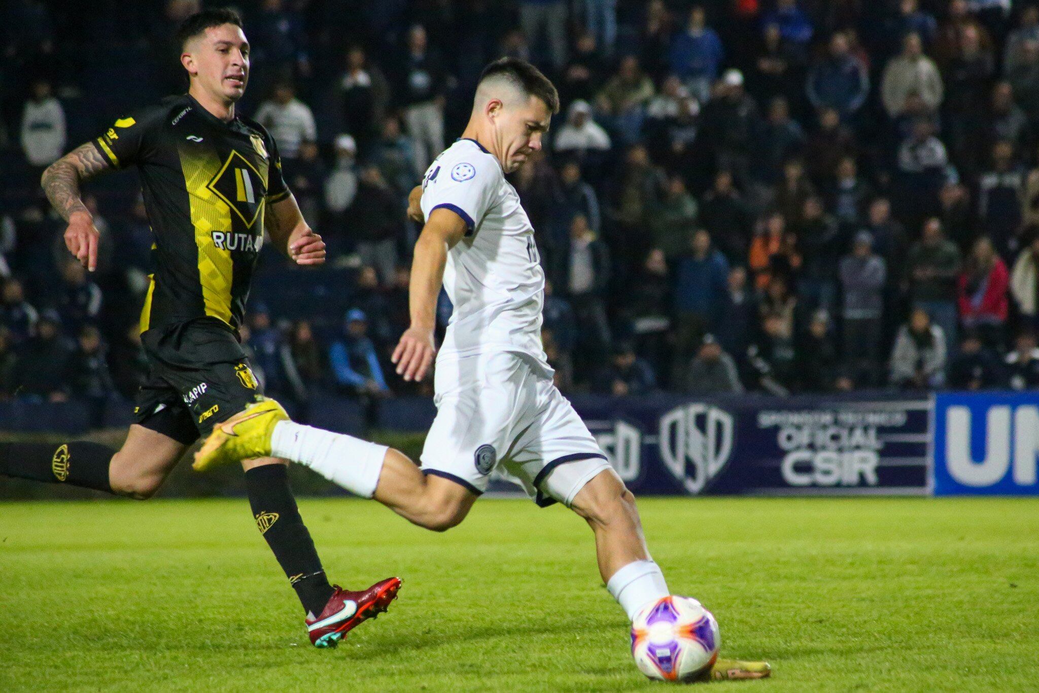 El Azul le ganó 1-0 a Deportivo Madryn y se trepó a la punta de la zona B de la Primera Nacional. / Gentileza: Prensa CSIR