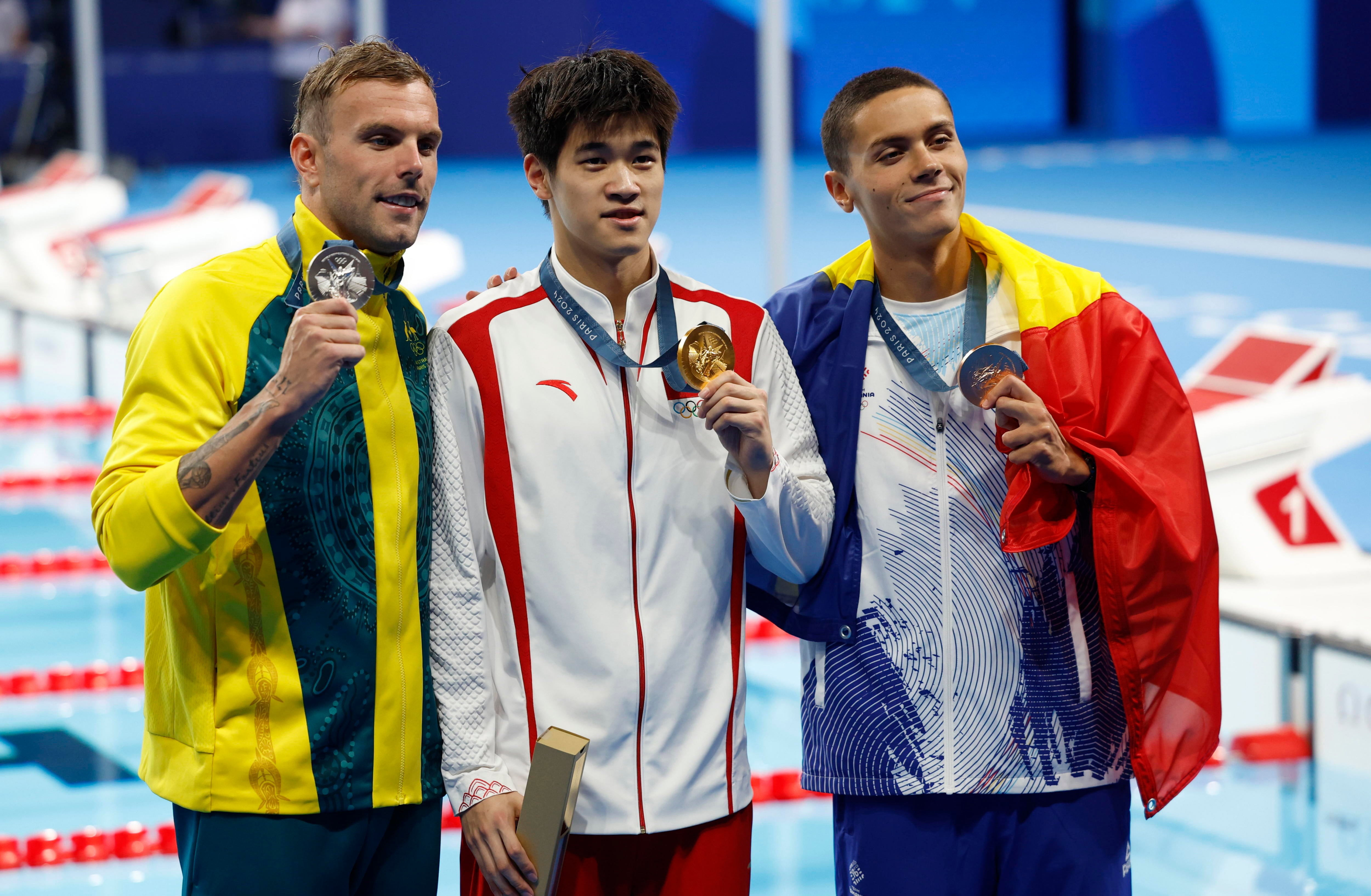 Paris (France), 31/07/2024.- (L-R) Silver medalist Kyle Chalmers of Australia, gold medallist Pan Zhanle of China, and bronze medalist David Popovici of Romania pose on the podium after the Men 100m Freestyle final of the Swimming competitions in the Paris 2024 Olympic Games, at the Paris La Defense Arena in Paris, France, 31 July 2024. (100 metros, Francia, Rumanía) EFE/EPA/MAST IRHAM
