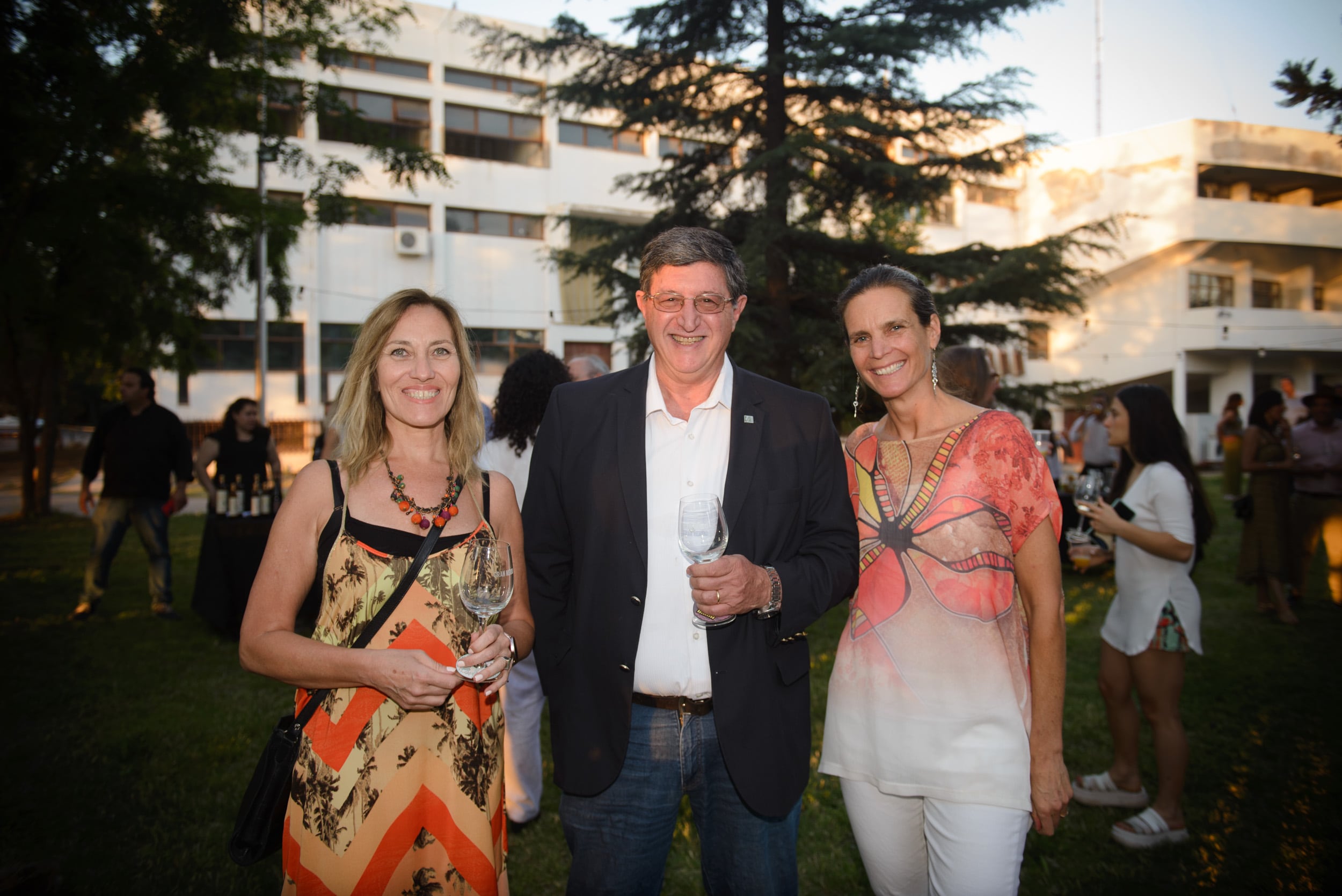 Las docentes Alejandra Camargo y Cecilia Rébora junto al vicedecano Joaquín Llera.