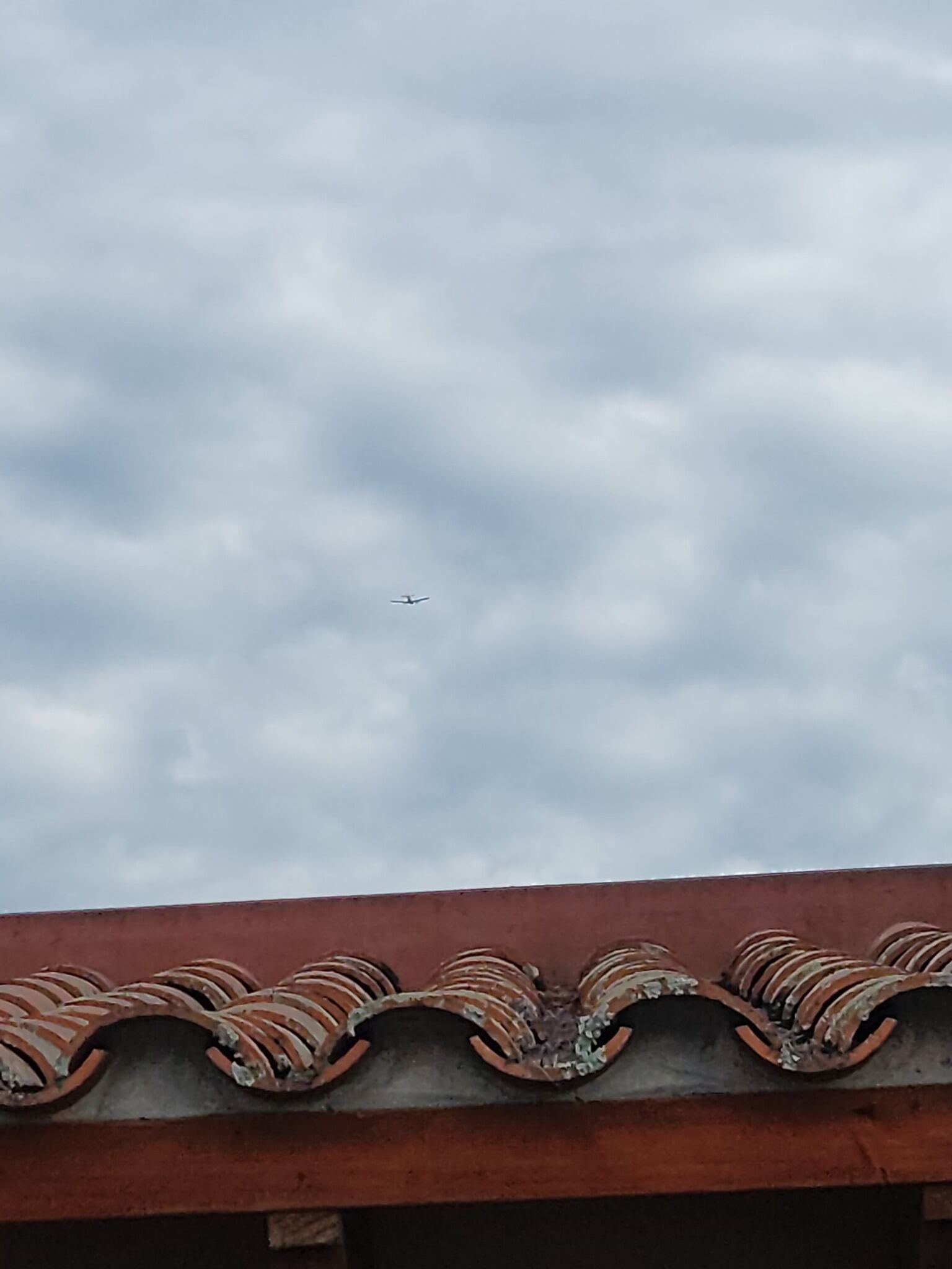 Un fotógrafo mendocino captó un ovni cerca de un avión en Salta. Foto Gustavo Yáñez.