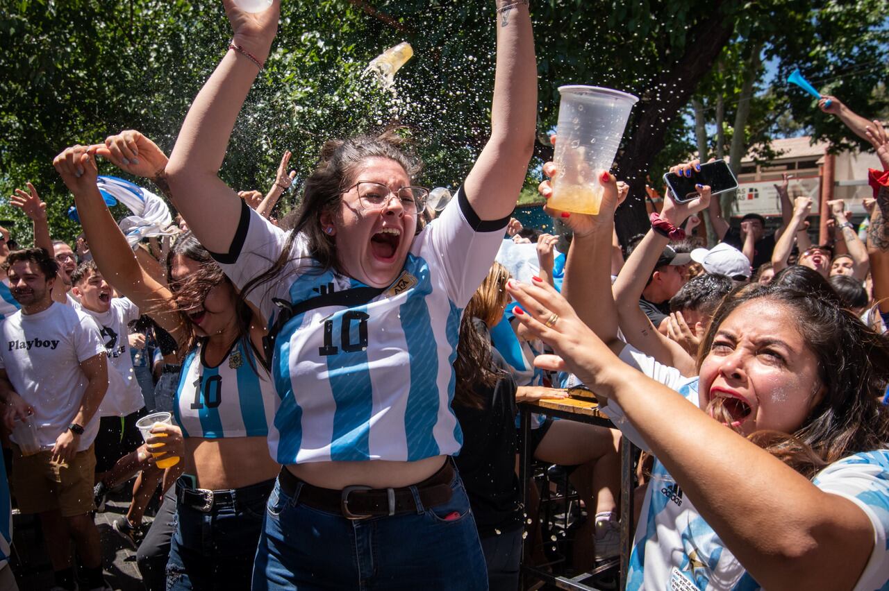 Argentina Campeón del Mundo 2022
Así se vivió la final en las calles de Mendoza 
La Selección Argentina venció por penales a Francia 4-2, luego que el tiempo reglamentario terminó empatado 3-3 y sumó su tercer título mundial.

Foto: Ignacio Blanco / Los Andes  