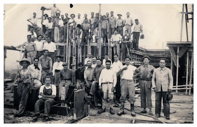 Grupo de obreros en la construcción del Hospital Central.